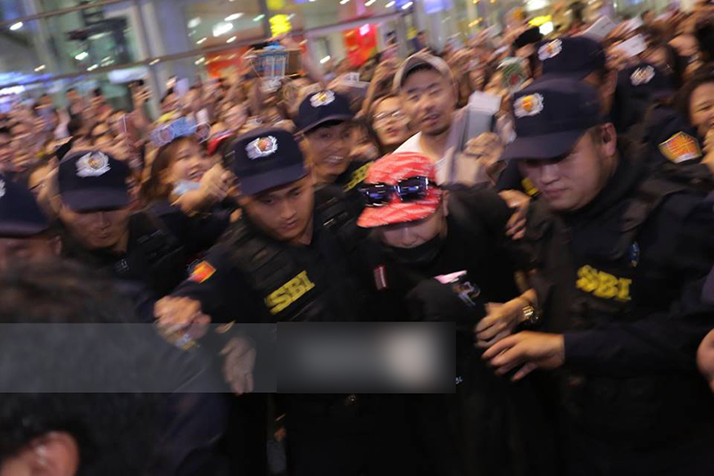 Cuối cùng Haha (Running Man) đã xuất hiện, vất vả thoát khỏi vòng vây cuồng nhiệt của fan Việt Cuối cùng Haha (Running Man) đã xuất hiện, vất vả thoát khỏi vòng vây cuồng nhiệt của fan Việt